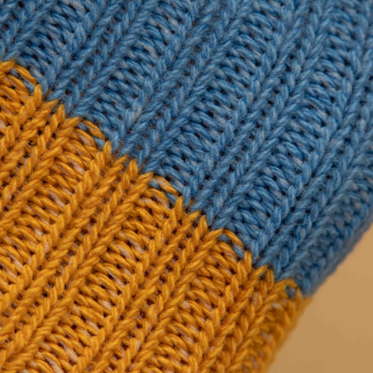 Gelbe Socke aus recycelter Baumwolle